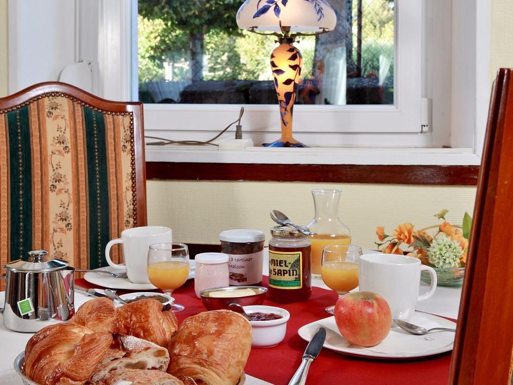 Logis Hotel & Restaurant Des Lacs Celles-sur-Plaine Eksteriør billede