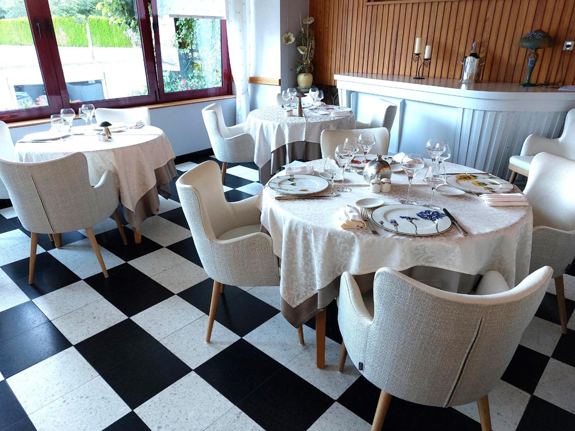 Logis Hotel & Restaurant Des Lacs Celles-sur-Plaine Eksteriør billede