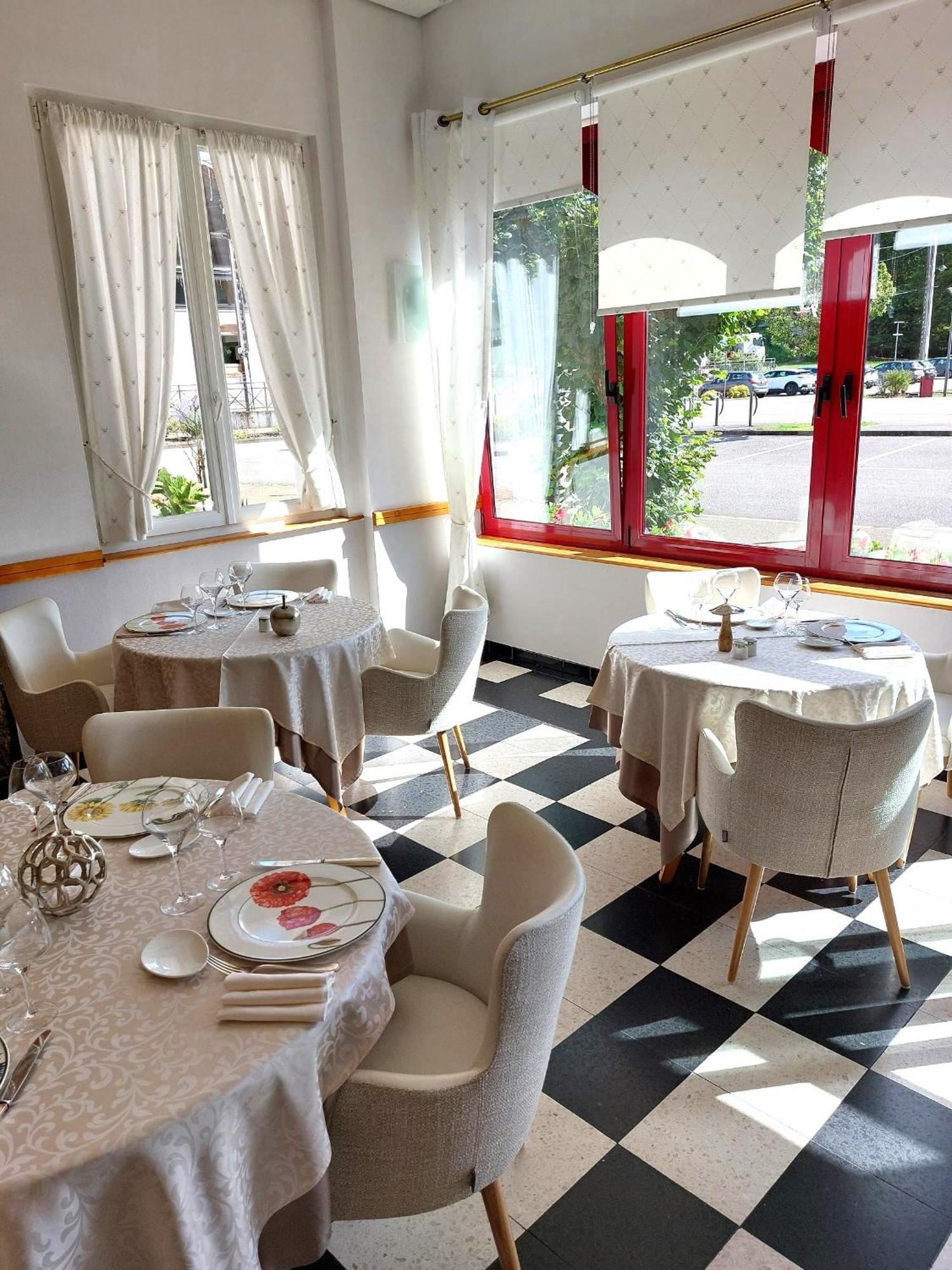 Logis Hotel & Restaurant Des Lacs Celles-sur-Plaine Eksteriør billede