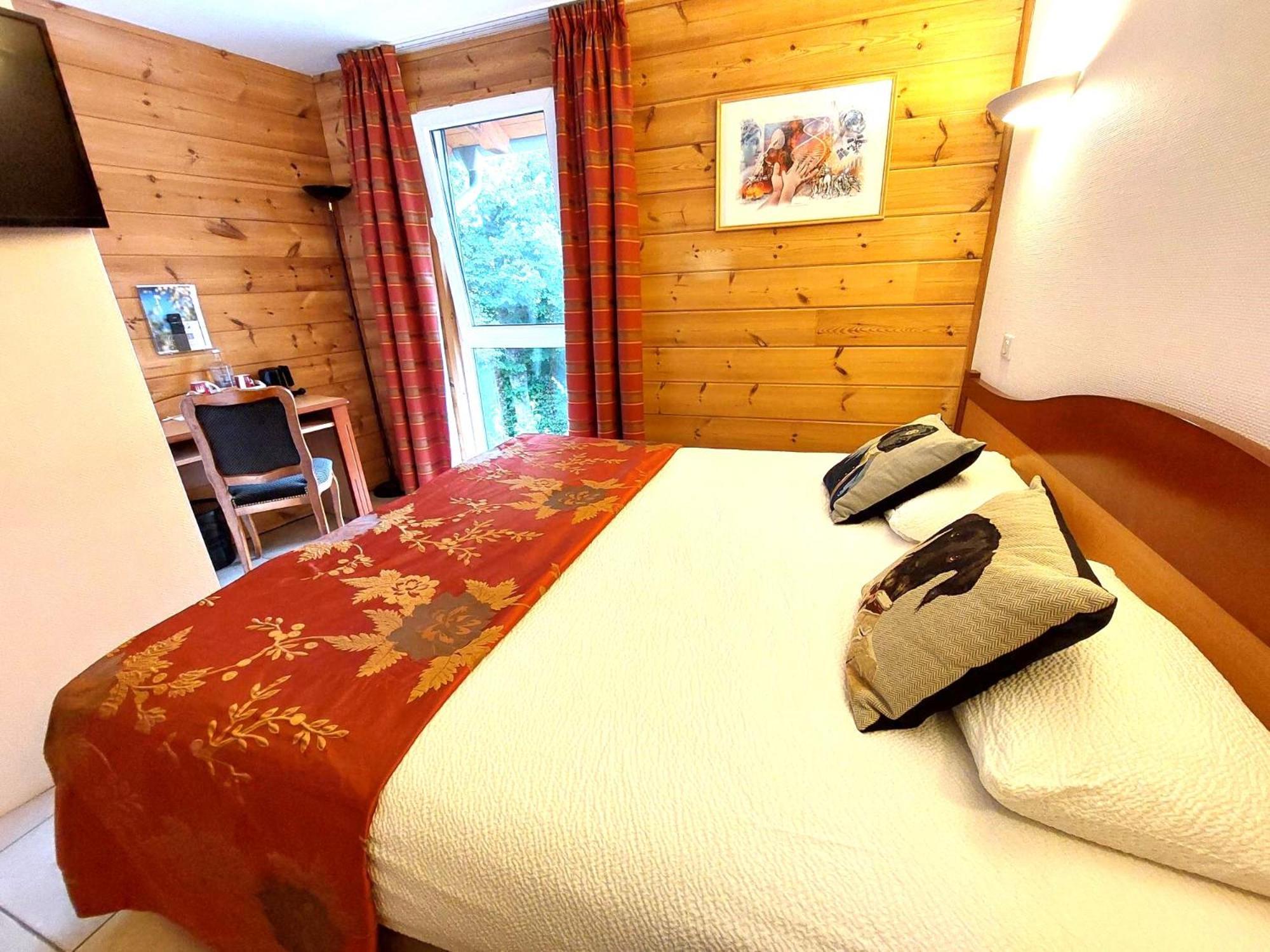 Logis Hotel & Restaurant Des Lacs Celles-sur-Plaine Eksteriør billede